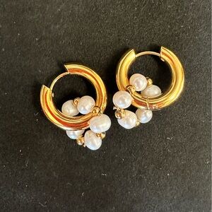 18k GOLD PLATED HOOP EARRING WITH  Pearl AND GOLD DETACHABLE CHARM